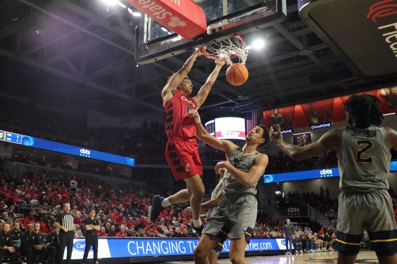 Cincinnati dominates West Virginia in regular season finale, 92-56