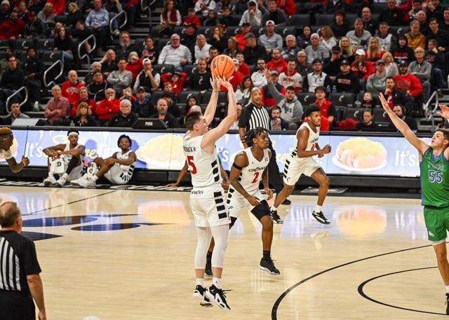 Bearcats dominated FGCU 99-62, improve to 7-0 for the first time since 2017-2018.